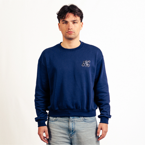 Mannequin portant le sweat Signature Maison Ksual bleu marine, coupe boxy et col rond avec logo brodé sur la poitrine.